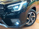 【LEDヘッドライト】悪天候や夜間走行時も良好な視界を確保し安心して運転できる高輝度LEDヘッドライトを装備!点灯速度が早く、消費電力も抑えられています。