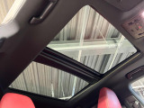 【パノラマルーフ】大型のガラスルーフ搭載で車内の解放感が一気にアップ!開放的なドライブをお楽しみいただけます。