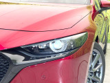 【LEDヘッドライト】悪天候や夜間走行時も良好な視界を確保し安心して運転できる高輝度LEDヘッドライトを装備!点灯速度が早く、消費電力も抑えられています。