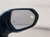 ウインカーミラーにはBSM(ブラインドスポットモニター)を搭載。隣を走る車両が死角に入るとLEDインジケーターを点灯。また、ウィンカーを出すとインジケーターも光って点滅!注意を促してくれます