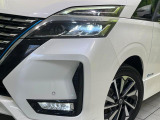 【LEDヘッドライト】悪天候や夜間走行時も良好な視界を確保し安心して運転できる高輝度LEDヘッドライトを装備!点灯速度が早く、消費電力も抑えられています。