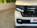 【LEDヘッドライト】悪天候や夜間走行時も良好な視界を確保し安心して運転できる高輝度LEDヘッドライトを装備!点灯速度が早く、消費電力も抑えられています。