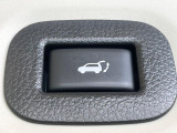 【パワーバックドア】スマートキーや運転席のボタンを押すだけでリアゲートが自動で開閉します!荷物を持っている時や、高い位置にあるバックドアを閉める際に便利な機能です♪