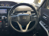 インテリアに合わせたデザインのステアリングは、運転される方のことも考え、運転しやすい形状、大きさです。是非一度、実際に触ってお確かめください。