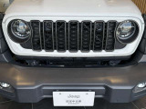 Jeep伝統丸目のヘッドライトにブラックのフロントグリル