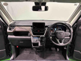Aピラーの傾斜やヒップポイントの位置を最適化。ひらけた前方視界とノンストレスな運転姿勢で快適なドライブが楽しめます。