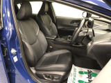 サイド部が張り出した形状のスポーティシート!きついカーブの際もドライバーを支えてくれるので、安定した着座姿勢で運転に集中できます!肩口にステップライン加飾を組み合わせ、上質感も演出!