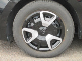 標準装備の純正15インチスチールホイール。タイヤサイズは185/65R15です。