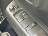 【電動格納ミラー】サイドミラーは電動格納式となっており、狭い駐車場でもキズがつくリスクを抑えられます。