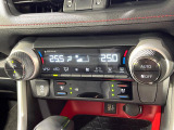 【左右独立型フルオートエアコン】運転席と助手席でそれぞれお好みの温度に設定可能。同乗者にも配慮した、快適な空調をお届け致します。