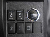 【両側電動スライドドア】ボタンを押すだけでスライドドアの開閉が可能。もちろんキーからの操作も可能。お子様を抱いている時・両手いっぱいの荷物を持っている時など非常に役立ちます。