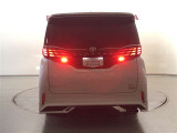 堂々とした見た目でありながら、一般的な機械式駐車場(全長5,000mm&times;全幅1,850以下)に収まるボディサイズ!シームレスな光を放つLEDリヤコンビネーションランプが印象的な後ろ姿です!