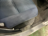 痛みの出やすい運転席シートの角、フロアマット、座面、ともに良好です