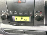 【オートエアコン】一度お好みの温度に設定すれば、車内の温度を検知し風量や温度を自動で調整。暑い&hellip;寒い&hellip;と何度もスイッチ操作をする必要はありません。快適な車内空間には必須の機能ですね♪