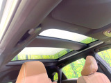 【パノラマルーフ】大型のガラスルーフ搭載で車内の解放感が一気にアップ!開放的なドライブをお楽しみいただけます。