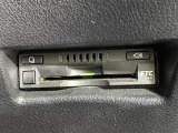 【ETC】有料道路を利用する際に料金所で停止することなく通過できる、ETC車載器(ノンストップ自動料金収受システム機器)が装備されています。セットアップを行うことで利用可能になります。
