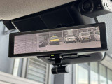 インテリジェントルームミラー☆後席に乗っている人や、大きな荷物を載せていると見にくくなりがちな後方視界。。こちらは車両後方のカメラ映像をミラーに映すので、天候にも影響されないクリアな後方視界を実現☆