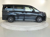 両側パワースライドドア付きだから、狭い駐車スペースなどでの 乗り降りラクラク!小さなお子さまのいるご家庭には嬉しい装備。