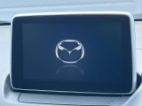 【7インチマツダコネクト】車内の雰囲気にマッチしたディスプレイ。スマホ接続でのナビ使用やBluetooth再生等、様々な機能が楽しめます。直感的なダイヤル操作が可能で、使い勝手も良好です。