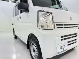 明るいライトが夜道を明るく照らしてくれます。 運転する上で、道路状況をいかに早く認識できるか重要なポイントです。 白色光が暗い道も明るく照らしてくれますよ。