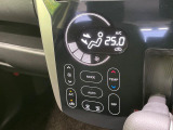 【オートエアコン】一度お好みの温度に設定すれば、車内の温度を検知し風量や温度を自動で調整。暑い&hellip;寒い&hellip;と何度もスイッチ操作をする必要はありません。快適な車内空間には必須の機能ですね♪