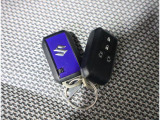 リモコンキーを取り出さなくてもエンジンのON/OFFやドアの開錠・施錠がスイッチ一つで行えるスマートキーです♪