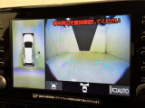 パノラミックビューモニターを装備。駐車場や交差点でクルマを真上から見るように周囲を確認できます。機能の詳細は販売店スタッフまでおたずねください。
