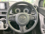 インテリアに合わせたデザインのステアリングは、運転される方のことも考え、運転しやすい形状、大きさです。是非一度、実際に触ってお確かめください。