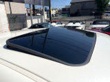 【ムーンルーフ】開放感たっぷりの希少装備、ムーンルーフが装着されています!車内に明かりを取り入れたり景色を楽しむ以外にも、車内の空気も簡単に換気できて快適です!