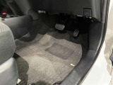 内装工程では、中古車を気持ちよくお乗りいただけるよう清掃しております。シートの洗浄はもちろん、ニオイの元となるフロアカーペットまで洗浄・消臭を実施。