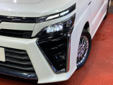 【LEDヘッドライト】悪天候や夜間走行時も良好な視界を確保し安心して運転できる高輝度LEDヘッドライトを装備!点灯速度が早く、消費電力も抑えられています。