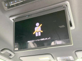 【14型有機ELフリップダウン】三列目からでも迫力のエンタメが観れる大画面フリップダウン。有機ELのモニターでは、一般的なフリップダウンよりも高コントラストでキレイな映像を楽しめます。