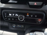 【オートエアコン】温度を設定すれば自動で快適な車内温度を保ちます。エアコン内部の高性能脱臭フィルターで車内のアレルゲンや花粉を除去。