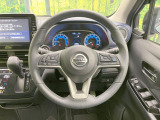 インテリアに合わせたデザインのステアリングは、運転される方のことも考え、運転しやすい形状、大きさです。是非一度、実際に触ってお確かめください。