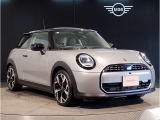 MINIのフロントグリルのデザインはイギリスで生まれた当初から、シルバーのサイドバーが折り重なった伝統的なデザインで御座います。その伝統はBMWのお車になってからでも少しずつ形を変えて守られております