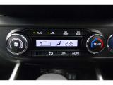 ★エアコンはオートタイプが装着済みです!オートモードにしておけば、車内温度を設定するだけで風の料や吹き出し口の切り替えを機械が行ってくれます!一年中快適な環境を作れますよ♪