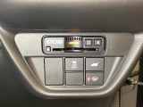 ハンドルの右下にETC2.0がついています。高速道路の料金所の通過も楽々です。 カードの取り出しもしやすい場所についています。その下には車内で操作のできる、電動テールゲートのスイッチもついています。