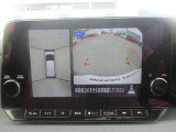 アラウンドビューモニター。上空から見下ろしているかのような映像を映し出して、スムースな駐車をアシストします。
