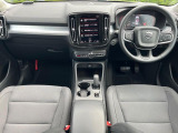 XC40は、北欧の感性が磨き上げた、都市を駆け巡るコンパクトSUV!大胆にして、先鋭的な躍動感を感じさせるスタイリング、SUVの姿を体現するプロポーションは、力強さにあふれた佇まいを感じられる1台です