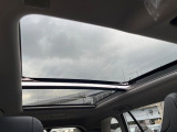 【パノラマルーフ】大型のガラスルーフ搭載で車内の解放感が一気にアップ!開放的なドライブをお楽しみいただけます。