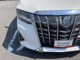 LEDヘッドライトです。デザイン性がよくとても明るいので、夜間の走行や悪天候でも安心です。しかも長寿命!
