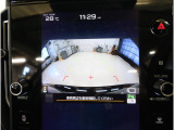 後方の映像を車内の11.6インチディスプレイに表示。 ステアリング操作に連動して動くガイドラインが、駐車や車庫入れをよりスムーズにサポート。狭いスペースでも安心して操作できる頼れる機能です。