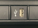 こちらのクルマはUSB接続コネクタも装備されています♪スマホの充電などにお使い下さい。ご旅行中での充電切れも、これなら心配いりませんね!