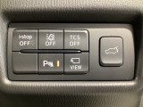運転席脇のクラスタースイッチ部分にはカメラ切り替えスイッチ、パーキングセンサー、その他走行系スイッチを集中配置しております。