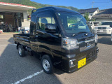 LEDヘッドランプ(ロー/ハイビーム・オートレベリング機能・ LEDクリアランスランプ・オートライト付)や、LEDフォグランプ(メッキベゼル付)を標準装備。
