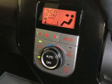 オートエアコンです。車内を快適な状態に自動調整してくれます。また、駐車時などイグニッションOFF状態の時に外気モードになるので、車内のこもり臭を防いでくれます。