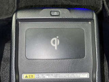 ワイヤレス充電機能で接続の手間いらず。スマートフォンなどをワイヤレスで充電可能です。