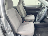 運転席まわりには十分なスペースがあり、大柄な方でもゆったり運転していただける環境です。