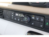 運転席と助手席に温度調整があるシートヒーターを装備しております。寒い朝はクルマに乗り込んですぐにシートヒーターを作動させれば温かさが広がり快適なドライブが始まります。