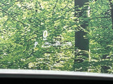 【ブラインドスポットインフォメーション】走行中、ドアミラーの死角になりやすい箇所に後続車が接近するとサイドミラー付近に警告を表示、ドライバーに注意喚起をしてくれます。